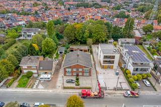 Ontwikkelingsmogelijkheden/Beleggingseigendom/Commercieel/Kantoren met woongelegenheid.<br /><br />Dit ruime rechthoekig perceel heeft een totale oppervlakte van 1.350 m² en geniet een bijzonder gunstige ligging aan het STERREBOS, in de onmiddellijke nabijheid van het AZ DELTA. <br /><br />Op het perceel bevindt zich een kleinschalig appartementsgebouw met vier energiezuinige verhuurde appartementen, vier garages, parkeergelegenheid en een tuin. <br /><br />De eigendom biedt ook tal van ontwikkelingsmogelijkheden. Zo kan het ook worden ingericht als kantoorruimte, schoonheidssalon e.d., of een andere commerciële uitbating, gecombineerd met een comfortabele woongelegenheid. Een ideale opportuniteit voor wie wonen en werken op één TOPLOCATIE wil combineren. <br />Dankzij de ruime parkeergelegenheid genieten bovendien zowel bewoners, klanten als bezoekers van een vlotte en gemakkelijke toegankelijkheid. <br /><br />Wenst u meer informatie of een bezoek aan deze eigendom, contacteer Angélique op 0484/74 25 68.
