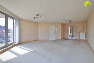 Op de 1e verdieping van dit verzorgde gebouw uit 2003 vinden we dit duplex hoekappartement met dakterras.Bij het appartement wordt een garagebox...