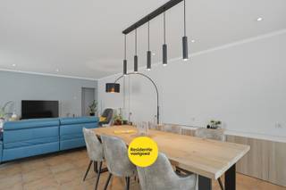 Kijkdag op zaterdag 27/06 - op afspraak!<br />Gelegen in een rustige omgeving te Assebroek bevindt zich deze ruime hoekwoning met tal van mogelijkheden. Dankzij de centrale ligging woont u op wandelafstand van winkels, scholen, openbaar vervoer en met een vlotte verbinding naar het centrum van Brugge.<br />De woning beschikt over een bruikbare oppervlakte van ca. 190m² inclusief zolder en terras en biedt een uitstekende basis voor wie een woning verder naar eigen smaak wil opfrissen. <br />Eén van de absolute troeven van deze woning is de uitzonderlijk ruime leefruimte van maar liefst 46m². Door de vele raampartijen geniet deze ruimte van een aangename natuurlijke lichtinval. Aansluitend bevindt zich de ingerichte keuken met keukeneiland met graniet werkblad. Verder beschikt het gelijkvloers over een badkamer met inloopdouche en een praktische technische ruimte.<br />Op de verdieping bevinden zich drie volwaardige slaapkamers, een apart toilet en een zonnig terras met veel privacy. Via de vaste trap bereikt u de ruime zolder, die extra mogelijkheden biedt als hobbyruimte, bureau of bijkomende kamer. De woning werd deels gerenoveerd in 2022 met onder meer dak -en plafondisolatie en de plaatsing van EPDM op het plat dak. Verder beschikt de woning over conforme elektriciteit tot 2047 en centrale verwarming op aardgas. Kortom, een karaktervolle woning met veel potentieel op een uitstekende locatie in Assebroek. EPC: 425 kWh/(m²jaar) (Vg, Wg, Gmo, Gvkr, Gvv) BR00287