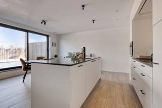<p>Ontdek dit<strong> hoogwaardig afgewerkt nieuwbouwappartement</strong> in residentie Klaverhof, rustig gelegen nabij het centrum van Vosselaar en met vlotte verbindingen naar omliggende gemeenten.</p><p>Het appartement heeft een <strong>bewoonbare oppervlakte van 99,40 m²</strong> en beschikt over een <strong>ruim terras van 32,17 m²</strong>.</p><p>Bij het betreden van het appartement komt u in een ruime inkomhal met apart toilet. Van hieruit bereikt u de lichtrijke leefruimte, waar grote raampartijen zorgen voor een aangenaam zicht op de tuin en het terras. De open keuken sluit naadloos aan op de leefruimte en is volledig uitgerust met <strong>kwalitatieve toestellen</strong>, waaronder een inductiekookplaat, dampkap, vaatwasser, ingebouwde koelkast, combi-oven en lavabo. Verder beschikt de keuken over een aparte berging met aansluiting voor was- en droogmachine. Het appartement beschikt over<strong> twee slaapkamers</strong> en een <strong>stijlvolle badkamer</strong> voorzien van inloopdouche, ligbad en wasmeubel.</p><p>Mogelijkheid tot aankoop aan 6% btw-regeling (onder voorwaarden).</p><p>Extra:<br />- Energiezuinige nieuwbouw (E-peil < 40)<br />- Ventilatiesysteem D<br />- Vloerverwarming<br />- Aankoop van autostaanplaats en kelderberging verplicht!<br />- Prijs exclusief notariskosten en BTW! <br />- P-score A, G-score A <br />- Woongebied, Vg, Gvv, Gvkr, Gmo<br />- Niet opgenomen in het maatregelenregister</p><p>Dit appartement is momenteel <strong>verhuurd</strong>, wat het bijzonder interessant maakt voor <strong>investeerders</strong>.</p><p>Voor meer info ga naar www.coenenvastgoed.be of bel 03/375.82.92</p>
