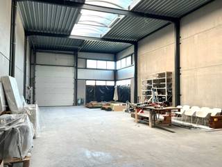 KMO-unit gelegen in MOENPARK, mooi HOEKgebouw (genietend van VISIBILITEIT) met een oppervlakte van 265m² en 2 privatieve parkeerplaatsen te...