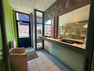 Commercieel gelegen handelspand met garage op een uitstekende locatie langs de Antwerpsesteenweg in Hoboken. Het pand is momenteel ingericht...