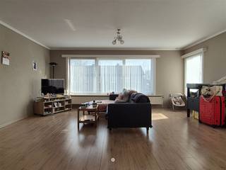 <p><span>SINT-NIKLAAS</span><span> - Ben je op zoek naar een ruim duplex appartement op een rustige, toch vlot bereikbare locatie?</span></p><p><span>Kijk dan snel even verder.</span></p><p><span> </span></p><p><span>Enkele troeven op een rij:</span></p><ul><li><span>Ruim appartement met veel lichtinval</span></li><li><span>Géén algemene onkosten!</span></li><li><span>Garagebox achteraan het gebouw (inbegrepen in de huurprijs)</span></li><li><span>Extra parking op oprit vooraan</span></li><li><span>Vlot bereikbare locatie en toch vlakbij het centrum</span></li></ul><p><span> </span></p><p><span> </span></p><p><span>De indeling is als volgt:</span></p><p><span>Inkomhal op het gelijkvloers met trap naar de eerste verdieping.</span></p><p><span>Op de eerste verdieping is een ruime woonkamer met veel lichtinval, een ingerichte keuken (oven, kookvuur, dampkap), aansluitend een bergruimte, een ingerichte badkamer (lavabo, toilet, ligbad met douchecombinatie)</span></p><p><span>Op de tweede verdieping zijn twee ruime slaapkamers, een bureelkamer en nog een aparte berging.</span></p><p><span>Er is een oprit voorzien met autostaanplaats en een ruime garagebox achteraan het gebouw.</span></p><p><span> </span></p><p><span>Beschikbaar</span><span>: 1/04/2026</span></p><p><span>Huurprijs</span><span>: € 910 (geen algemene onkosten)</span></p><p><span>EPC</span><span>: 212 kWh/ m²</span></p><p><span> </span></p><p><span>Interesse in dit appartement? Vraag dan snel je bezoek aan via onze website!</span></p><p><span> </span></p><p><span> </span></p>