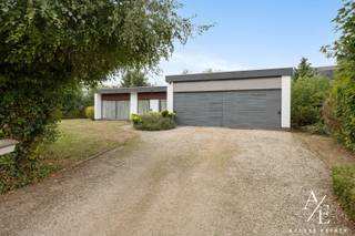 Deze charmante bungalow met renovatiepotentieel en zonnige tuin wordt exclusief aangeboden via Access Estate.<br />BEZOEKDAG ZATERDAG 26 SEPTEMBER - OP AFSPRAAK!<br />Maak jouw afspraak via 0472 60 91 51 (telefoon, sms of Whatsapp).<br /><br />In een rustige, doodlopende straat in Evergem, op korte afstand van het centrum en alle dagelijkse voorzieningen, bevindt zich deze charmante bungalow met heel wat mogelijkheden. De woning biedt aangenaam gelijkvloers wonen, drie volwaardige slaapkamers, een ruime dubbele garage en een mooie, zuidwestgerichte tuin met veel privacy.<br /><br />Bij het binnenkomen betreedt u de inkomhal met ingemaakte kasten, die een praktische verbinding vormt met zowel de leefruimte als de keuken.<br /><br />De ruime en lichtrijke leefruimte geniet dankzij de grote raampartijen van een aangenaam zicht op de tuin. De sfeervolle cassettehaard zorgt voor extra warmte en gezelligheid. Er is voldoende ruimte voor een comfortabele zithoek en een ruime eettafel. Aansluitend bevindt zich een gezellige leeshoek, die eveneens perfect kan worden ingericht als bureau, hobbyruimte of extra zithoek.<br /><br />De keuken sluit rechtstreeks aan op de inkomhal en de leefruimte en geniet eveneens van een mooi uitzicht op de tuin. De aangrenzende berging zorgt voor extra praktische opbergruimte. Vervolgens is er toegang tot de ruime dubbele garage. Deze inpandige garage beschikt over een grote poort, bijkomende bergruimte en een apart toilet. <br /><br />Vanuit de leefruimte leidt de nachthal naar het slaapgedeelte van de woning. Hier bevinden zich drie volwaardige slaapkamers, een gastentoilet en de badkamer. De badkamer is uitgerust met ingemaakte kasten, een lavabo en een ligbad.<br /><br />Een absolute troef is de ruime zuidwestgerichte tuin. De volwassen groenaanplant rondom het perceel zorgt voor een aangename privacy en een groene, rustige omgeving. Het terras met ingebouwde buitenhaard nodigt uit tot gezellige zomeravonden, terwijl het ruime grasperk tal van mogelijkheden biedt voor ontspanning en tuinplezier. Vooraan beschikt de woning bovendien over een ruime oprit met parkeergelegenheid voor meerdere wagens.<br /><br />De woning biedt een uitstekende basis voor wie op zoek is naar een gelijkvloerse woning met ruimte, privacy en renovatiepotentieel en deze volledig naar eigen smaak wil moderniseren.<br /><br />Troeven:<br />• Laagbouwwoning met alles op één niveau <br />• Inpandige dubbele garage <br />• Rustige ligging in een doodlopende straat<br />• Zuidwestgerichte tuin met veel privacy<br />• Tal van mogelijkheden om de woning naar eigen smaak te renoveren <br /><br />Keuringen:<br />• Asbestattest: Asbestveilig<br />• EPC: label D<br />• Elektrische installatie: niet conform <br /><br />Grijp deze unieke kans om een solide bungalow om te toveren tot uw droomwoning! Contacteer ons vandaag nog voor een afspraak op de bezoekdag!