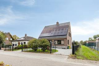 Indeling als volgt:<br /><br />GELIJKVLOERS:<br />We betreden de woning via de inkomhal die uitgeeft naar de keuken en leefruimte.<br />De ruime leefruimte op gietvloer (ca. 34m²) beschikt over veel natuurlijk lichtinval en een fijne connectie met de tuin door de grote raampartijen.<br />De open keuken (ca. 10m²) sluit naadloos aan op de leefruimte en is voorzien van alle comfort: elektrisch kookvuur, dampkap, koelkast, diepvries, vaatwasser, oven en voldoende kastruimte.<br />De achterinkom voorziet nog in een apart toilet met douchecabine. Kids die buiten gespeeld hebben en even opgefrist moeten worden? Geen enkel probleem!<br />Verder vinden we nog een gelijkvloerse slaapkamer terug.<br /><br />EERSTE VERDIEPING:<br />De ruime nachthal geeft uit op twee slaapkamers (ca. 25m² - 12m²).<br />De badkamer beschikt over een douche en dubbel wandmeubel.<br />Verder vinden we veel extra bergruimte terug op deze verdieping.<br /><br />TWEEDE VERDIEPING:<br />Via de vaste trap komen we op de zolderverdieping die volledig afgewerkt werd en onderverdeeld in nog twee extra slaapkamers van ca. 16m².<br /><br />Diversen:<br />- Zeer goed EPC!<br />- Volledig omheinde tuin<br />- Volledig onderkelderd (ca. 80m²)<br />- Vloerverwarming<br />- 27 zonnepanelen<br />- Rolluiken aanwezig<br /><br />(ver-)Kopen of (ver-)huren in Kalmthout, Essen en omstreken?<br />Met vragen kan u altijd bij ons terecht! <br />Dewaele Vastgoed Kalmthout<br />Dewaele vastgoed met advies.<br /><br /><br />Bestuursmaatregelen in het maatregelenregister: nee