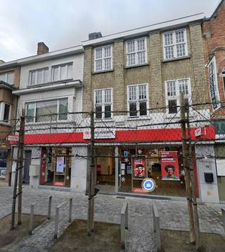 In dé winkelstraat van Diksmuide kan u deze handelseigendom terugvinden bestaande uit een verhuurde winkel van ca. 157m² met bovenliggende stockageruimte op de verdiepingen, een opslagplaats/magazijntje met garage van ca. 183m² (op heden leegstaand) en een appartement van ca. 163m² met aparte ingang. &gt; Ingericht en lichtrijk handelspand op het gelijkvloers van ca. 157m² met bovenliggende verdiepingen (te renoveren) - gebruikt als stockageruimte door de winkel - die momenteel verhuurd is aan Hans Anders. Aanwezigheid van kelder. &gt; Achtergelegen magazijntje/berging/opslagruimte van ca. 183m² met garage die bereikbaar is met aparte toegang via de Stovestraat. &gt; Appartement met aparte toegang via Generaal Baron Jacquesstraat bestaande uit inkomhal met trap, kelder, leefruimte, keuken, badkamer en 2 slaapkamers. Momenteel niet verhuurd. Opbrengsteigendom met potentieel en grote gevelbreedte gelegen op een super commerciële ligging in het centrum van Diksmuide.Plannen, huurcontract en andere info beschikbaar op kantoor. Aarzel niet DEWAELE te contacteren als dit bedrijfsvastgoed bestaande uit een opbrengsteigendom te koop te Diksmuide u kan interesseren. Dit pand kan onderhevig zijn aan de renovatieverplichting die door de Vlaamse overheid wordt opgelegd voor niet-residentiële gebouwen. Consulteer voor meer informatie de website van het Vlaams Energie- en Klimaatagentschap via https://www.energiesparen.be/nr/renovatieverplichting.