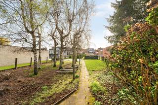 Te koop: goedgelegen woning met grote zongerichte tuin en ruime garage op een perceel van 842m²!<br /><br />Deze zeer degelijke en goed onderhouden woning is ideaal gelegen op fietsafstand van het centrum (winkels, scholen, ziekenhuis en stadsdiensten) met een vlotte verbinding naar de autosnelweg. Achteraan beschikt het pand over een ruime garage en parkeerplaats, makkelijk bereikbaar via een achterliggende weg.<br /><br />Indeling:<br />Op het gelijkvloers bevinden zich de inkomhal, ruime leefruimte, keuken, apart toilet, badkamer en kelder met gewelven. De eerste verdieping omvat de nachthal en 3 slaapkamers. Daarnaast is er een ruime zolder aanwezig. <br />In de grote, volledig omheinde en zongerichte tuin staan ook nog een tuinhuis en tuinberging. <br /><br />Troeven:<br />- vlakbij centrum Waregem en belangrijke invalswegen<br />- groot stuk grond<br />- uitweg langsachter<br />- veel potentieel<br /><br />Voor wie is dit ideaal?<br />Ideaal voor gezinnen of handige kopers die op zoek zijn naar een stevige woning met veel ruimte, een uitzonderlijk groot perceel en een praktische bereikbaarheid, met alle voorzieningen in de buurt.<br /><br />Te koop via Immo Beguin, jouw vastgoedexpert sinds 2009, met kantoren in Ronse, Waregem, Kortrijk, Deinze, Doornik en Lessines.<br />Bezoek na afspraak via: charlotte@immobeguin.be
