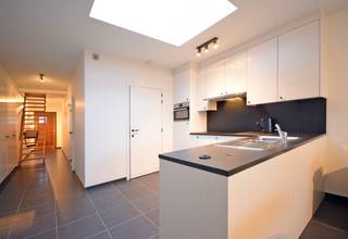 OOSTROZEBEKESTRAAT 2658770 INGELMUNSTERDeze recent gerenoveerde woning biedt modern comfort en een praktische indeling. De woning is uitgerust met...