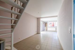 Deze gezellige en instapklare stadswoning is ideaal gelegen in het centrum van Sint-Niklaas, op wandelafstand van het station, winkels, scholen en openbaar vervoer. Dankzij de vlotte bereikbaarheid en de praktische indeling is deze woning perfect geschikt voor starters, jonge gezinnen of investeerders.<br /><br />Na het betreden van de inkomhal komt u in de lichtrijke leefruimte met open karakter, die naadloos overgaat in de eetplaats. Aansluitend bevindt zich de volledig uitgeruste keuken met voldoende opbergkasten en werkruimte. De woning beschikt over een aangename terras, ideaal om in alle rust te genieten van een moment buiten.<br /><br />De woning beschikt over een volledig vernieuwde en een verzorgde badkamer met inloopdouche en modern lavabomeubel.<br />Op de eerste verdieping bevinden zich twee volwaardige slaapkamers.<br />De woning beschikt over een zolderkamer, die perfect kan dienen als opbergruimte of eventuele derde slaapkamer, bureau of hobbyruimte<br /><br />De woning is uitstekend gelegen in een rustige straat in het centrum van Sint-Niklaas. Op wandelafstand vindt u het station, winkels, horeca, scholen en diverse recreatiemogelijkheden. Bovendien geniet u van een vlotte verbinding naar invalswegen en autosnelwegen.<br />Bent u op zoek naar een charmante woning met een centrale ligging en een praktische indeling? Dan is deze woning zeker een bezoek waard.<br />Contacteer ons via thomas@claves.be of op het nummer 0472 65 12 35