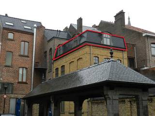 <p>TE HUUR – Gezellig 1-slaapkamerappartement met groot terras in hartje Ieper</p>

<p>Dit charmante appartement met 1 slaapkamer ligt pal in het centrum van Ieper, op wandelafstand van winkels, horeca en de Grote Markt. Ideaal voor wie alles dichtbij wil hebben én toch graag buiten kan genieten.</p>

<p>Je komt binnen in een lichtrijke leefruimte met plaats voor zowel zithoek als eettafel. Aansluitend vind je de open keuken, praktisch ingericht en makkelijk te onderhouden. De grote raampartijen zorgen voor veel natuurlijk licht en geven uit op het ruime privéterras – perfect voor een rustig ontbijt, apero met vrienden of gewoon even ontspannen na het werk.</p>

<p>De aparte slaapkamer is comfortabel van grootte en geeft voldoende ruimte voor een dubbel bed en kast. De badkamer is uitgerust met douche, lavabo.</p>

<p>Pluspunten</p>

<ul><li>Topligging in centrum Ieper</li><li>Groot zonneterras, zeldzaam in de stad</li><li>Lichtrijke leefruimte</li><li>Aparte slaapkamer</li><li>Alles op wandelafstand: winkels, openbaar vervoer, horeca</li></ul>

<p>Dit appartement is ideaal voor alleenstaanden of koppels die compact en praktisch willen wonen met extra buitenruimte, midden in de stad.</p>