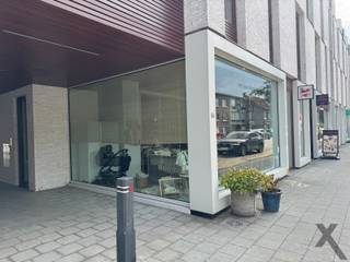 Bent u op zoek naar een inspirerende locatie voor uw onderneming? Dit schitterend commerciële pand (huidige BabyLuff) van 207 m², gelegen op een centrale locatie in Schilde, biedt de perfecte setting voor uw nieuwe zakelijke avontuur! Met buren als Ici Paris XL, Pearl, Les Jumelles, Anna & Grace , Pastec en Sauvage kunnen we bevestigen dat het gaat om 'het' beste commerciële gedeelte van de drukke Turnhoutsebaan. Andere retailers als Kruidvat, Standaard Boekhandel, Hema, Zeeman zijn tevens op dit gedeelte van de Turnhoutsebaan gevestigd.
Deze commerciële ruimte is volledig ingericht en instapklaar en beschikt over veel lichtinval (vitrine, zijgevel, achtergevel en lichtkoepels). De vrije hoogte bedraagt 3.20 m wat het pand een unieke sfeer geeft. Verwarming en airco's zijn voorzien. De nieuw aangelegde parking in de Lindenstraat biedt 'gratis' parkeren aan 89 wagens, laadpalen zijn voorzien en u hebt via de doorgang naar de Turnhoutsebaan onmiddellijke verbinding tot de winkelruimte. Tevens is er ook de mogelijkheid om in de ondergrondse garage een garagebox bij te huren.
Met zijn centrale ligging geniet u van uitstekende zichtbaarheid en toegankelijkheid, wat essentieel is voor elk succesvol bedrijf. Laat deze kans niet aan u voorbijgaan!
Neem vandaag nog contact met ons op voor een bezichtiging en ontdek de mogelijkheden die dit prachtige pand te bieden heeft. Uw nieuwe zakelijke succesverhaal begint hier!