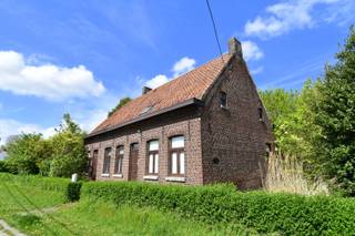 In de rustige en landelijke Rollegemkerkstraat bevindt zich dit uniek eigendom op een ruim perceel van maar liefst 2.061 m².<br />Hier geniet je van een groene omgeving; terwijl je toch vlot verbonden bent met Kortrijk en de omliggende deelgemeenten.<br /><br />De bestaande woning is toe aan een totaalrenovatie of kan plaatsmaken voor een nieuwbouwproject. Dit biedt een uitgelezen kans voor wie zijn droomwoning volledig naar eigen smaak en wensen wil realiseren!<br />Bovendien kan je, bij sloop en heropbouw - mits het voldoen aan de voorwaarden - genieten van het gunstige 6% BTW-tarief.<br /><br />Een unieke kans!<br /><br />Onze ref. DEV5019