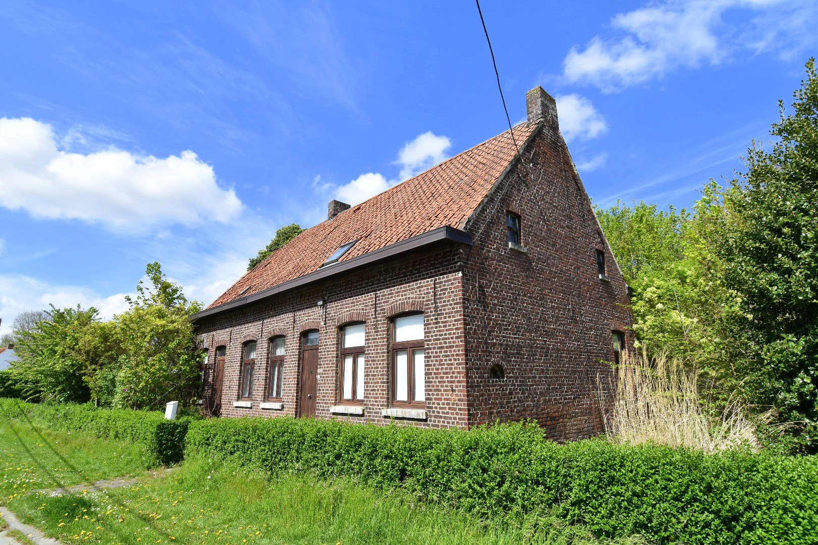 Charmant gelegen eigendom van 2.061m² met uitzonderlijk potentieel te koop in Rollegem - foto 2