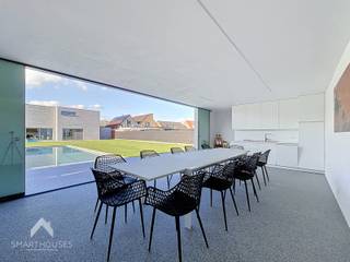 <p>Instapklare vrijstaande woning op 917m² bestaande uit een inkomhal met gastentoilet en berging, lichtrijke leefruimte met eet-en zithoek + houtkachel, ruime en volledig uitgeruste keuken met eetplaats, bureel/polyvalente ruimte, was/bergplaats met douche en een private tuin met zwembad en afgewerkte poolhouse met keuken en extra tuinberging. Op het verdiep zijn 4 volwaardige slaapkamers, nachthal en een ingerichte badkamer (ligbad, toilet en dubbele wastafel).</p>
<p></p>
<p>Extra troeven:</p>
<ul>
<li>Energiezuinig</li>
<li>Voorzien van zonnepanelen</li>
<li>Regenwaterput van 15.000L</li>
<li>Onderhoudsvriendelijke zuid gerichte tuin met grote terrassen + zwembad met poolhouse</li>
<li>Private oprit voor meerdere wagens</li>
<li>Vlotte verbinding naar scholen, winkels, openbaar vervoer en in-en uitvalswegen</li>
<li>instapklaar</li>
</ul>
<p></p>
<p>Deze villa is te koop ZONDER makelaar via het concept van Smart Houses! Verdere inlichtingen of bezoek? Contacteer rechtstreeks de eigenaar via +32491071237</p>