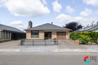 Gelijkvloerse gezinswoning met een ruime werkplaats van 140m² op een perceel van 10 are 16 ca.<br />De woning is voorzien van 4 slaapkamers, een inpandige garage en een ruime living met veel lichtinval.<br />Daarnaast is er een gunstige EPC-score van 295 kWh/m² of label C waardoor er geen renovatieverplichting van toepassing is.<br />Het pand biedt een goede basis om naar eigen smaak in te richten.<br /><br />Indeling: (plan in bijlage)<br />Gelijkvloers: <br />+ Inkomhal<br />+ Leefruimte met veel lichtinval<br />+ Keuken<br />+ Achterinkom<br />+ Badkamer<br />+ Apart toilet<br />+ Slaapkamer 1 <br />+ Slaapkamer 2<br />+ Slaapkamer 3 <br />+ Inpandige garage<br /><br />1ste verdieping:<br />+ Ruime slaapkamer met airco<br />+ Zolderruimte (berging)<br /><br />Werkplaats:<br />+ Open ruimte met een zolder op de eerste verdieping<br /><br />Op zoek naar een combinatie van wonen en werkplaats/ opslag? Dan is deze woning zeker iets voor jou.<br />Neem contact met ons op en we helpen u graag verder.