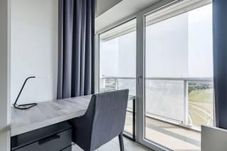 Vandaag nemen we je mee naar de negende verdieping van complex 'Park Toren', waar we deze recente studentenkamer terugvinden. De studentenkamer is gelegen op wandelafstand van alle nodige faciliteiten zoals winkels, scholen en openbaar vervoer. Op slechts 500 meter bereiken we het Eilandje, rijk aan leuke restaurants en cafés waar altijd iets te beleven valt. <br /><br />Naast het complex bevinden zich twee campussen van de AP Hogeschool. Op vijf minuten fietsen bevindt zich dan weer de Universiteit van Antwerpen. <br /><br />We betreden de studentenkamer via een inkomhal die toegang geeft tot de badkamer voorzien van lavabo, douche en toilet. Wanneer we doorlopen betreden we de kamer voorzien van een kitchenette met koelkast, kookplaat en oven. De meubels zijn inbegrepen.<br /><br />De grote raampartijen zorgen voor voldoende lichtinval en geven toegang tot het ruime terras van 18,8 m² met zicht op de skyline van Antwerpen en het Park Spoor Noord. <br /><br />De studentenkamer leent zich ook perfect tot vastgoedinvestering. Momenteel wordt deze verhuurd voor 560 euro + gemeenschappelijke kosten.<br /><br />Ben je op zoek naar een studentenkamer in Antwerpen?<br />Contacteer ons gerust via office@julimmo.be of 03 303 39 36.