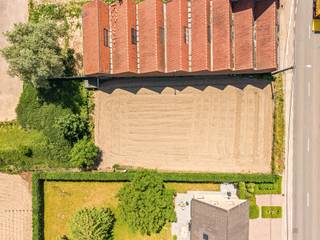 Vous recherchez un terrain à bâtir à Wielsbeke pour y construire la maison de vos rêves ? Alors ce terrain de 721 m², situé dans la paisible rue Heirweg, est une opportunité unique.Ce terrain à bâtir est destiné à une construction ouverte et se trouve dans un environnement agréable, verdoyant et résidentiel où le calme et l'intimité sont au cœur de la vie. Vous bénéficiez en même temps d'un accès facile au centre de Wielsbeke et aux communes environnantes.Grâce à son emplacement idéal, les commerces, les écoles, les transports en commun et les principales voies d'accès se trouvent à proximité. Ce site allie ainsi sans effort la tranquillité de la vie à la campagne à une excellente accessibilité et au confort au quotidien.Le terrain offre de nombreuses possibilités pour construire une maison familiale spacieuse avec jardin, entièrement adaptée à vos souhaits et à vos besoins en matière d'habitat. De plus, il n'y a aucune obligation de construire, ce qui vous laisse la liberté de réaliser votre projet de construction au moment qui vous convient le mieux.Atouts✔ Terrain à bâtir de 721 m²✔ Destiné à une construction non mitoyenne✔ Emplacement calme et verdoyant✔ Aucune obligation de construire✔ Beaucoup d'intimité et de confort de vie✔ Accès rapide au centre-ville et aux axes routiers✔ À proximité des commerces, des écoles et des transports en commun✔ Idéal pour construire la maison de vos rêvesUne opportunité intéressante pour ceux qui recherchent un terrain à bâtir situé au calme à Wielsbeke, offrant de nombreuses possibilités et une excellente accessibilité.Vous souhaitez plus d'informations ou visiter les lieux ? luna@immobeguin.be