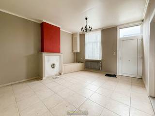 1ste bezoekdag donderdag 13 november! Inschrijven kan via www.nobels.be onder referentienummer 4179884.TE RENOVEREN GESLOTEN BEBOUWING met STADSKOER...