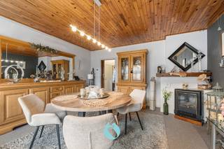 Dit gebouw is heel rustig gelegen in een woonwijk en bestaat uit 3 appartementen en 3 garages.Ideale opportuniteit voor investeerders omwille van...