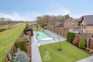 Deze instapklare gezinswoning maakt gelijkvloers wonen mogelijk en is afgewerkt met zeer degelijke en kwalitatieve materialen. Het verwarmd...