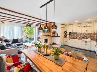 Op zoek naar een appartement in Borgerhout met ruimte, comfort en een groene omgeving? Dan is dit volledig gerenoveerde appartement aan de Bikschotelaan 232 zeker een bezoek waard!
De ruime en lichtrijke woonkamer met sfeervolle houten accenten sluit naadloos aan op de volledig ingerichte open keuken. Dankzij de grote raampartijen geniet je van veel natuurlijk licht en een aangenaam ruimtegevoel.
Het appartement beschikt over 3 slaapkamers, een stijlvolle badkamer met inloopdouche en dubbele wastafel, een afzonderlijk gastentoilet en een praktische berging.
Een absolute troef zijn de twee terrassen, waar je heerlijk kunt ontspannen met uitzicht op de groene omgeving en de verzorgde gemeenschappelijke tuin.
Dankzij het gunstige EPC-label B (116 kWh/m²/jaar), de conforme elektrische installatie en de aanwezige airconditioning geniet je bovendien van extra wooncomfort.
De ligging in Borgerhout is ideaal: winkels, scholen, openbaar vervoer en belangrijke invalswegen bevinden zich in de nabije omgeving. Ook het centrum van Antwerpen en Deurne zijn vlot bereikbaar.
Troeven op een rij
- Volledig gerenoveerd en instapklaar
- 3 volwaardige slaapkamers
- Gunstig EPC-label B – 116 kWh/m²/jaar
- Elektrische installatie conform
- Centrale verwarming op stookolie
- Privatieve kelderberging
- Ondergrondse autostaanplaats
- 2 aangename terrassen
- Airconditioning en lift aanwezig
- Verzorgde gemeenschappelijke tuin
- Centrale ligging in Borgerhout
Belangrijk: De ondergrondse autostaanplaats is verplicht mee aan te kopen voor € 20.000 boven op de vraagprijs van het appartement. Het asbestattest is momenteel in opmaak.
Jouw nieuwe thuis begint bij Cicero Immo!
Zie jij jezelf hier al wonen? Wacht dan niet langer en plan jouw persoonlijke rondleiding met Cicero Immo! Wij begeleiden je met plezier, persoonlijk en professioneel, bij elke stap naar jouw nieuwe thuis.
Voor meer informatie zie website: https://www.cicero.immo/aanbod/2140-bikschotelaan-232-101
Contacteer ons rechtstreeks:
**📞 0477 88 99 92
✉️ info@cicero.immo
🌐 www.cicero.immo