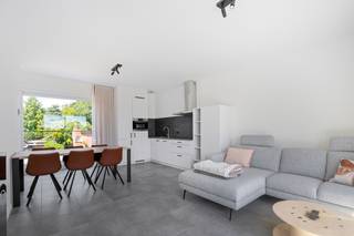 Op een uitstekende locatie in het centrum van Beerzel bevindt zich dit prachtig appartement. U bevindt zich hier op een centrale locatie, doch op wandelafstand van winkels, scholen, eet-en drankgelegenheden en het openbaar vervoer. <br /><br />We betreden het appartement via de inkomhal met apart toilet. De lichtrijke leefruimte kunt u inrichten met een gezellige zithoek en een aparte eetplaats. Aanpalend bevindt zich de keuken, dewelke voorzien is van de meest kwalitatieve toestellen. Het appartement beschikt over 1 slaapkamer, berging en de badkamer uitgerust met lavabo en douche. Op beide terrassen kunt u steeds in alle rust en privacy genieten van het mooie weer. De gemeenschappelijke kosten bedragen €50 per maand. Tot slot beschikt u over een ondergrondse autostaanplaats en bijhorende berging.<br /><br />Het appartement is onmiddellijk beschikbaar.<br /><br />U dient een bezoekaanvraag in te dienen via het zoekertje op onze website via de knop "vraag bezoek aan".<br /><br />Dit is een uitstekende opportuniteit als u op zoek bent naar een appartement op een uitstekende locatie in Beerzel. Contacteer ons voor meer informatie of neem een kijkje op www.boonstravastgoed.be .<br /><br />Bijzonderheden:<br />- Uitstekende locatie<br />- Twee terrassen <br />- Lichtrijk appartement