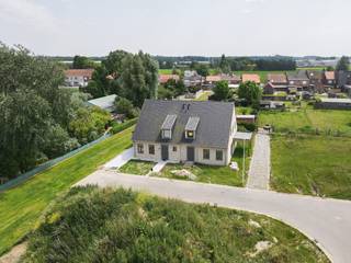 Deze hedendaagse halfopen woning met lotnummer 9 ligt op een perceel van 290 m², waarvan zo'n 84,93 m² bebouwd. Deze woning heeft een bewoonbare oppervlakte van zo'n 139,68 m². Deze woning is op de gelijkvloerse verdieping voorzien van een inkomhal met apart toilet, een ruime leefruimte met open ingerichte keuken en een was -en bergruimte. Op de eerste verdieping bevinden er zich 3 slaapkamers, waarvan 1 met dressing, een badkamer en een mooie nachthal met apart toilet. Bovendien bevat deze woning een mooie tuin. Vraag gerust naar ons lastenboek en plannen op kantoor!<br /><br />Deze nieuwe woning wordt gebouwd door Residentie Vastgoed in een rustige wijk met landelijk karakter te Houthulst, op een boogscheut van de stad Diksmuide. Houthulst situeert zich in de driehoek Diksmuide, Roeselare en Ieper. In Houthulst is het steeds heerlijk vertoeven met tal van verschillende eetmogelijkheden, winkeltjes en sportmogelijkheden. Deze hedendaagse woningen worden gebouwd volgens de meest recente energienorm en u krijgt nog volledige inspraak in de afwerking!<br /><br />Voor meer uitleg maken wij graag met u een afspraak voor een persoonlijk gesprek! Tot binnenkort? Residentie Vastgoed<br />(Vg, Wg, Gmo, Gvkr, Vv) ~ E-peil: max E35 ~ Ref. OU27695<br /><br /> Voor meer uitleg maken wij graag met u een afspraak voor een persoonlijk gesprek! Tot binnenkort? Residentie Vastgoed<br /><br />Residentie Vastgoed treedt niet op als bemiddelaar maar als verkoper van het onroerend goed