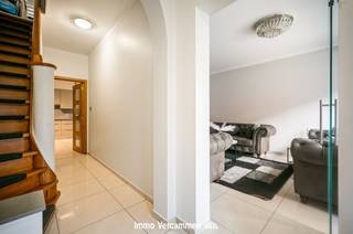 <p><span>Instapklare en energiezuinige woning gelegen op een gunstige locatie in Mechelen. </span></p><p><span>Op het gelijkvloers bevindt zich een inkomhal met gastentoilet, een lichtrijke living met eetkamer, een volledig uitgeruste keuken, veranda en een praktische wasplaats/berging. </span></p><p><span>De eerste verdieping omvat twee ruime slaapkamers en een comfortabele badkamer. Op de tweede verdieping zijn nog twee volwaardige kamers en een zolderberging voorzien. </span></p><p><span>Buiten geniet u van een onderhoudsvriendelijke tuin met terras. </span></p><p><span>Ideale gezinswoning met vier slaapkamers, veel lichtinval en een vlotte bereikbaarheid nabij winkels, scholen en openbaar vervoer.</span></p>