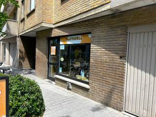 Dit handelspand heeft een uitstekende ligging pal in het commerciële handelscentrum van Roeselare! Het pand bestaat uit een groot raam die uitgeeft...