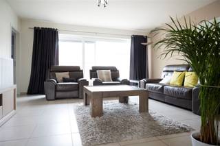 <p>Instapklaar appartement TE HUUR in Residentie 't Eiland aan de stadsrand van Oudenaarde.</p><p>Je komt het appartement binnen langs de inkomhal. <br />Aansluitend heb je een living met open keuken en berging.<br />Het ruime appartement, met 103 m² bewoonbare opp. geniet een terras aan de achterzijde van het gebouw.<br />Het appartement voorziet 2 slaapkamers en een badkamer met inloopdouche.<br />Bij het appartement hoort een privatieve garage en een gemeenschappelijke fietsenstalling.</p><p>Gemeenschappelijke lasten : €70/mnd<br />Beschikbaar : 01/09/2026</p><p>Benieuwd naar dit gezellig en praktisch appartement?<br />Vraag uw bezoek aan via onze website www.immodhondt.be </p><p><span><span> </span></span></p>