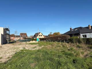 <p>Droomt u van een eigen woning op een rustige, groene locatie? Aan de Molenberg in Maldegem bieden wij een aantrekkelijk perceel bouwgrond voor open bebouwing aan – de perfecte plek om uw woonproject werkelijkheid te maken.</p>
<p>Deze bouwgrond combineert ruimte, rust en vrijheid, waardoor u alle mogelijkheden heeft om een woning te bouwen die volledig aansluit bij uw wensen en levensstijl. Dankzij de aangename en kindvriendelijke omgeving geniet u hier van een ideale woonkwaliteit, terwijl u toch vlot verbonden blijft met het centrum en de belangrijkste voorzieningen.</p>
<p><strong>Troeven van dit perceel:</strong></p>
<ul>
<li>
<p>Ruim perceel met tal van bouwmogelijkheden</p>
</li>
<li>
<p>Geschikt voor open bebouwing</p>
</li>
<li>
<p>Bouwrijp perceel</p>
</li>
<li>
<p>Geen bouwverplichting: ontwerp en bouw uw woning volledig naar eigen smaak (conform stedenbouwkundige voorschriften)</p>
</li>
</ul>
<p>Hier krijgt u de kans om een moderne, energiezuinige woning of villa te realiseren op een locatie waar rust, ruimte en wooncomfort centraal staan.</p>
<p><strong>Interesse?</strong><br />Neem gerust contact met ons op voor meer informatie of plan een vrijblijvend bezoek ter plaatse. Ontdek zelf de mogelijkheden van deze unieke bouwgrond. Contacteer Bonne Vastgoed via 050/73.73.73 of via info@bonnevastgoed.be</p>