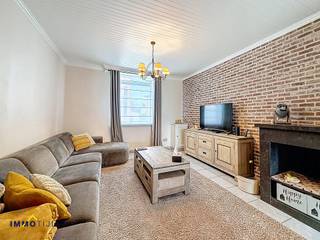 Op het gelijkvloers bevindt zich een inkomhal, een ruime en lichtrijke woonkamer met aansluitend een polyvalente ruimte die momenteel is ingericht...