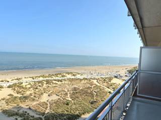 2-slaapkamer appartement voorzien van <u><strong>terras voor- en achteraan</strong></u> met <u><strong>panoramisch zicht op zee en het hinterland</strong></u> te koop.<br />Dit deels gerenoveerd appartement is gelegen op de 11de verdieping van de residentie Twenty-One Sectie V aan het strand en de Zeedijk van Oostduinkerke.<br />Indeling: Vernieuwde woonkamer met keuken die uitgeeft op het terras vooraan met prachtig zicht op zee en het strand van Oostduinkerke van waar u van de avondzon kunt genieten, vernieuwde badkamer met douche, apart toilet, berging op de gang en <u><strong>2 slaapkamers die uitgeven op het zonneterras</strong></u> achteraan van waaruit u kunt genieten van een panoramisch zicht op zee en het hinterland.