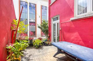 <p>Immo Pické biedt U deze ruime, gunstig gelegen en uitstekend onderhouden woning aan in Sint-Jans-Molenbeek, gelegen in de directe omgeving van winkels, openbaar vervoer, het station Brussel-West, scholen en belangrijke invalswegen. De woning bestaat op het gelijkvloers uit een inkomhal, een eerste woonkamer met eetplaats, een hal met vestiaire, een afzonderlijk toilet, een badkamer en een tweede woonkamer. Op de eerste verdieping bevinden zich een nachthal, twee slaapkamers (21 m² en 12 m²) en een ruime zolderberging (30 m²). Op de tweede verdieping vinden we een nachthal en nog twee extra slaapkamers (21 m² en 12 m²). Bovendien beschikt de woning over een zeer ruime kelder, waarin zich een keuken bevindt, evenals verschillende ruimtes die ideaal zijn als wasplaats en bergruimte. De woning is vrij van gebruik uiterlijk 2 maanden na akte. Indien u vragen heeft of een bezoek wenst, aarzel dan zeker niet om contact op te nemen met ons kantoor.</p>