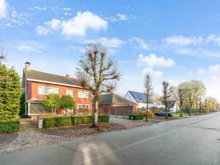 <h3><strong>Warme, knusse en gezellige gezinswoning op ruim perceel – gerenoveerd en instapklaar</strong></h3>
<p>Welkom in deze <strong>knusse en gezellige gezinswoning</strong>, oorspronkelijk gebouwd in <strong>1967</strong>, en bekend om de <strong>ruime kamers</strong> waarvan je vandaag nog altijd volop geniet. De woning ligt op een <strong>residentiële toplocatie</strong> en staat op een mooi perceel van <strong>850 m²</strong>—perfect voor gezinnen die houden van ruimte en privacy.</p>
<p>In <strong>2011</strong> kreeg de woning een grondige en doordachte renovatie. Zo werd de <strong>inpandige garage omgebouwd tot extra kamer</strong>, ideaal als <strong>kantoor</strong>, <strong>speelkamer</strong> of hobbyruimte. Ook de <strong>keuken</strong>, <strong>woonkamer</strong>, en de <strong>douchekamer beneden</strong> werden vernieuwd. Verder werden <strong>ramen en glas vervangen</strong> voor meer comfort en energiezuinigheid. Dankzij de <strong>vaste trap naar de zolderverdieping</strong> is daar een extra <strong> slaapkamer</strong> gecreëerd, hierdoor beschikt deze woning over maar liefst 5 slaapkamers. <br />In <strong>2022 </strong>kreeg de badkamer een volledige make-over. <br /><br />De garage buiten is ideaal voor de fietsen en als tuinberging. <br /><br />Deze woning ademt warmte, gezelligheid en wooncomfort, met voldoende ruimte voor elk gezinslid, zowel binnen als buiten.<br /><br />Interesse? of meer informatie, neem contact op met Domestic makelaars : 014 61 03 86</p>