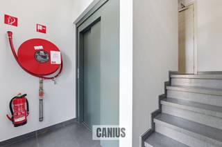 <p><span>STIJLVOL GELIJKVLOERS APPARTEMENT MET DRIE SLAAPKAMERS</span></p><p><span>Dit ruime gelijkvloers appartement te koop in Landen is gelegen aan het Bronplein, op een rustige locatie en toch op wandelafstand van het commerciële centrum, scholen en openbaar vervoer. Dankzij de centrale ligging vormt Landen een ideale uitvalsbasis naar omliggende steden zoals Sint-Truiden, Tienen en Hannuit. Ook de aansluiting op de E40 bevindt zich op slechts enkele minuten rijden.</span></p><p><span>Het appartement beschikt over een bijzondere bewoonbare oppervlakte van 140 m² en biedt veel wooncomfort. De lichtrijke leefruimte met open keuken zorgt voor een aangename woonbeleving en geeft toegang tot het zuidelijk gelegen terras, waar u in alle rust kan genieten van de buitenlucht. Verder zijn er drie slaapkamers, waarvan één met een praktische inloopdressing, een aparte berging en een functionele indeling die perfect aansluit bij hedendaags wonen.</span></p><p><span>Op kelderniveau beschikt het appartement nog over een private berging en een ruime garagebox, ideaal voor extra opslag of veilig parkeren. Dankzij de aanwezigheid van een lift zijn zowel het appartement als de kelderverdieping vlot toegankelijk. Op energetisch vlak scoort deze woning uitstekend met een EPC-label A. Het appartement wordt elektrisch verwarmd en beschikt eveneens over zonnepanelen, wat zorgt voor een energiezuinige en toekomstgerichte woonst.</span></p><h3><span>Troeven:</span></h3><ul><li><span>Rustige ligging aan het Bronplein</span></li><li><span>Op wandelafstand van centrum, winkels, scholen en openbaar vervoer</span></li><li><span>140 m² bewoonbare oppervlakte</span></li><li><span>3 slaapkamers waarvan één met inloopdressing</span></li><li><span>Zuidgericht terras</span></li><li><span>Private kelderberging en ruime garagebox</span></li><li><span>EPC A en zonnepanelen</span></li></ul><p><span> </span></p><p><span>Bent u op zoek naar een ruim, energiezuinig appartement in Landen met een uitstekende ligging en alle comfort op één niveau? Contacteer ons dan voor meer informatie of een bezoek ter plaatse via <span>info@canius.be</span></span><span> of telefonisch op 011 36 24 24.</span></p><p><span> </span></p><p><span>*De vermelde oppervlaktes zijn slechts een indicatie. Canius Real Estate kan niet verantwoordelijk gesteld worden voor de juistheid van de door zijn verstrekte gegevens.</span><span> </span></p>