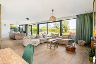 <strong>Huurprijs: 2.750 euro per maand</strong><br /><strong>Vaste kosten: 200 euro per maand ( poets 1x per 2 weken en tuinman 1x per maand)</strong><br /><strong>Huurwaarborg = 3 maanden huur</strong><br /><strong>Kosten plaatsbeschrijving zijn 50/50 te betalen door verhuurder en huurder</strong><br /><strong>Beschikbaar: 01/10/2026 korte termijn voor 1 jaar</strong><br /><br />Landelijk en rustig gelegen woning met <strong>4 slaapkamers en 2 badkamers</strong> op 1021 m2.<br /><br /><strong>Indeling:</strong><br /><strong>Gelijkvloers verdieping:</strong>I<br />- inkomhal met toilet<br />- living op keramische tegel met veel lichtinval met eethoek, zithoek en open keuken, schuiframen naar tuin en terras<br />- keuken met een keramische kookplaat, combi-oven, stoomoven, vaatwasser, koelkast en een barmeubeltje<br />- berging met koel- en vrieskast en aansluiting voor was- en droogmachine met een wasluik vanaf eerste verdieping tot berging<br /><br /><strong>Eerste verdieping:</strong><br />- alle 4 de slaapkamers zijn voorzien van laminaat en vliegenramen waaronder een master slaapkamer met inbouwkasten en badkamer met inloopdouche, bad, dubbele lavabo en toilet<br />- 2e badkamer nog in afwerking maar wordt voorzien van lavabo, douche en toilet<br /><br /><strong>Zolder:</strong> <br />- niet te gebruiken voor de huurders<br /><br /><strong>Tuin:</strong><br />- diepe tuin met uitzicht op de weilanden<br />- zwembad ( zie foto) met filtersysteem<br />- BBQ<br />- Terras met 2 elektrische zonneschermen<br /><br /><strong>Bijzonderheden:</strong><br />- alle meubelen, bedden, kasten etc. blijven staan; het wordt bemeubeld verhuurd<br />- vloerverwarming op gelijkvloers en 1e verdieping<br />- waterontharder<br />- 24 stuks zonnepanelen<br />- vliegenramen in living en slaapkamers