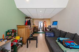 <p><span>Deels gemoderniseerde woning met 3 slaapkamers in Sint-Katelijne-Waver, vlakbij het bruisende Mechelen.</span></p><p><span> </span></p><p><span>Deze veelzijdige woning, momenteel opgedeeld in twee appartementen, biedt tal van mogelijkheden zoals bv. eigen bewoning, co-housing, kangoeroewonen of investering. Het gelijkvloerse appartement met een oppervlakte van 59 m² omvat een gezellige woonkamer met open keuken, een badkamer en een slaapkamer die rechtstreeks uitgeeft op de aangename tuin. Op de eerste verdieping bevindt zich het duplexappartement met een oppervlakte van 106 m² met een lichtrijke leefruimte, open keuken, badkamer en veranda. De tweede verdieping omvat een nachthal, twee volwaardige slaapkamers, een technische berging en een ruime zolderberging. De ligging is een absolute troef: centraal in Sint-Katelijne-Waver, op een boogscheut van Mechelen, en in de nabijheid van scholen, winkels, sport- en ontspanningsmogelijkheden. </span></p><p><span> </span></p><p><span>Dankzij de vlotte bereikbaarheid via openbaar vervoer, treinstation, belangrijke verbindingswegen en de fietsostrade bent u bovendien snel in zowel Brussel als Antwerpen. Een unieke kans voor wie op zoek is naar een woning of investering met potentieel, op een toplocatie.</span></p><p><span> </span></p><p><span>Bezoek enkel na afspraak, vrijblijvende info op kantoor: 015/755 444 of <span>info@immovercammen.be</span></span><span>  </span></p><p><span> </span></p>