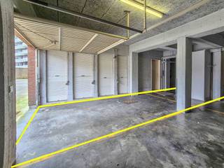 Gelijkvloerse en inpandige dubbele autostaanplaats (2 auto's achter elkaar) met eigen toegangspoort.Autostaanplaats 1: 4.90 x 2.62 mAutostaanplaats...