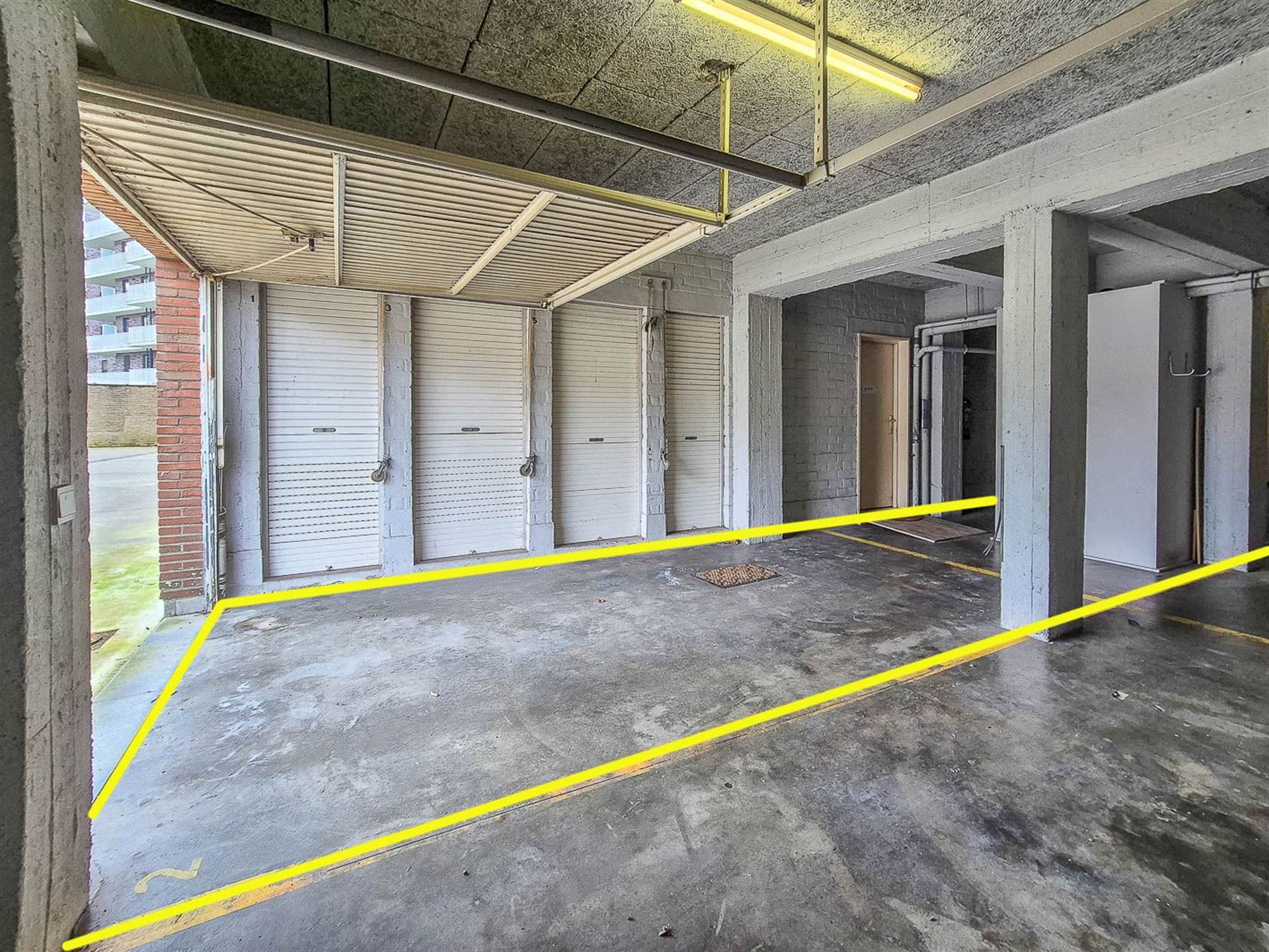 2 achter elkaar gelegen autostaanplaatsen. - foto 1