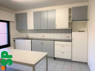 Het appartement heeft de volgende indeling: men komt op het gelijkvloers binnen via de inkomhal en kan met een trap de eerste verdieping bereiken...