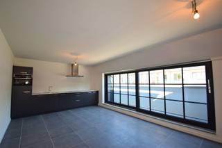 <p><span>TE HUUR: Recent duplexappartement gelegen in het hart van s-Gravenwezel!</span></p><p><span>De inkomhal is voorzien van een gastentoilet. Vanuit hier heeft u toegang tot de ruime en lichtrijke leefruimte met open keuken en aangenaam balkon.<br />Via een vaste trap bereikt u de eerste verdieping, waar zich een slaapkamer en een ingerichte badkamer met inloopdouche en wastafelmeubel bevinden.<br />Daarnaast is er een praktische wasplaats met aansluiting voor wasmachine en droogkast.<br /><br />Bijzonderheden:<br />- Centrale ligging: winkels, horeca en openbaar vervoer op wandelafstand<br />- Huurprijs: 965/maand + 75/maand vaste kosten (TOTAAL: 1.040 euro/maand)<br />- Ondergrondse autostaanplaats (tussen lijnen) inbegrepen<br />- Beschikbaar vanaf 01/01/2027</span></p>