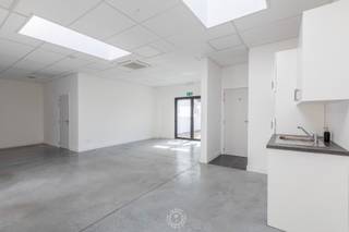 Bent u op zoek naar een <strong>instapklaar en professioneel kantoor</strong> op een uitstekende locatie? Deze stijlvolle unit (A5) van <strong>75 m²</strong> bevindt zich in het gerenommeerde <strong>HUB business-center, </strong>pal in het centrum van Temse. <br /><br />De ruimte is <strong>modern afgewerkt </strong>en uitgerust met alle comfort, waaronder een <strong>privé sanitaire ruimte en </strong>een aparte kamer die perfect dienst kan doen als <strong>vergaderruimte of praktijkruimte.</strong><br />Ook op energetisch vlak scoort het kantoor goed, met een <strong>EPC-label B.</strong><br /><br />Huurprijs:<strong> € 800/maand + vaste kosten: € 250/maand, excl. btw</strong><br /><u><strong>Deze kosten omvatten o.a.: </strong></u><em>verbruik van nutsvoorzieningen, airco en verwarming, parkeerplaats, beveiligde wifi, camerabewaking, telefonielijn incl. toestel, bestickering van deur, plaatsing van uw logo in de doorgang en op de brievenbus, én afvalverwerking.</em><br /><br />De kantoorruimte is <strong>onmiddellijk beschikbaar en klaar voor gebruik.</strong><br /><br />Interesse of vragen?<br />Neem vrijblijvend contact op via 03/502.98.74 of mail naar <strong>cvg@claves.be.</strong>