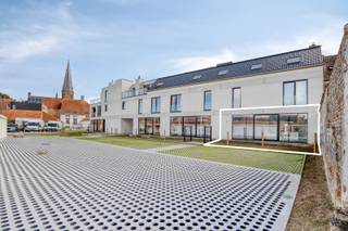 <span><span><strong>Residentie De Platse</strong> is gelegen in de dorpskern van <strong>Koekelare</strong>, een sfeervolle gemeente in de Westhoek waar het aangenaam wonen en vertoeven is. Dankzij de centrale ligging bevinden diverse voorzieningen zich op wandelafstand, waaronder de markt, bakker, slager, bloemenzaak, apotheek, (tand)arts en tal van andere handelszaken en diensten.<br />Deze uitstekende ligging vormde de inspiratie voor de realisatie van een <strong>weldoordacht nieuwbouwproject met 11 lichtrijke appartementen, 1 handelsruimte en diverse garages en staanplaatsen</strong>.<br />De architectuur van Residentie De Platse combineert eigentijdse lijnen met kleuraccenten en duurzame materialen. Het resultaat is een moderne uitstraling die harmonieus aansluit bij het bestaande straatbeeld en tegelijk garant staat voor een tijdloze architectuur.<br /><br /><strong>Gelijkvloers appartement met terras en privatieve tuin</strong><br />Het appartement dat wij u aanbieden, is gelegen op het gelijkvloers en werd <strong>volledig afgewerkt, inclusief schilderwerken</strong>. Het appartement beschikt over een aangename buitenruimte met een terras van 18,11 m² en een privatieve tuin.<br /><br /><u><strong>De indeling is als volgt:</strong></u><br />Inkomhal, afzonderlijk gastentoilet met lavabo, praktische voorraadberging/wasplaats, badkamer uitgerust met een inloopdouche en dubbel lavabomeubel, 2 slaapkamers, ruime woonkamer met zithoek en eetplaats en een open, volledig uitgeruste keuken met rechtstreekse zichten vanuit de leefruimte en keuken op de tuin en het terras.<br /><br />De <strong>grote raampartijen</strong> zorgen voor een <strong>bijzonder aangename natuurlijke lichtinval</strong> en creëren een mooie verbinding tussen de leefruimte en de privatieve buitenruimte.<br /><br /><strong>Energiezuinig en comfortabel</strong><br />Ook op technisch vlak biedt dit appartement hedendaags wooncomfort. Het is uitgerust met vloerverwarming, gevoed door een condensatieketel op aardgas, en beschikt over een ventilatiesysteem type D. Het appartement wordt voorzien van een energielabel A. Het definitieve EPB/EPC-attest voor de nieuwbouw is momenteel nog in opmaak en dient nog te worden gefinaliseerd.<br /><br /><strong>Garage en privatieve kelderberging</strong><br />Als extra mogelijkheid bieden wij eveneens een garage (G5) en privatieve berging (B5) in de kelder aan (prijs op aanvraag).<br /><br />Bent u op zoek naar een instapklaar nieuwbouwappartement met 2 slaapkamers, een ruim terras en privatieve tuin, gelegen op wandelafstand van het centrum en de dagelijkse voorzieningen?<br />Aarzel dan niet om contact met ons op te nemen voor meer informatie of een bezoek ter plaatse. Bel <strong>051 50 11 51 </strong>of mail naar diksmuide@diksimmo.be.</span></span>