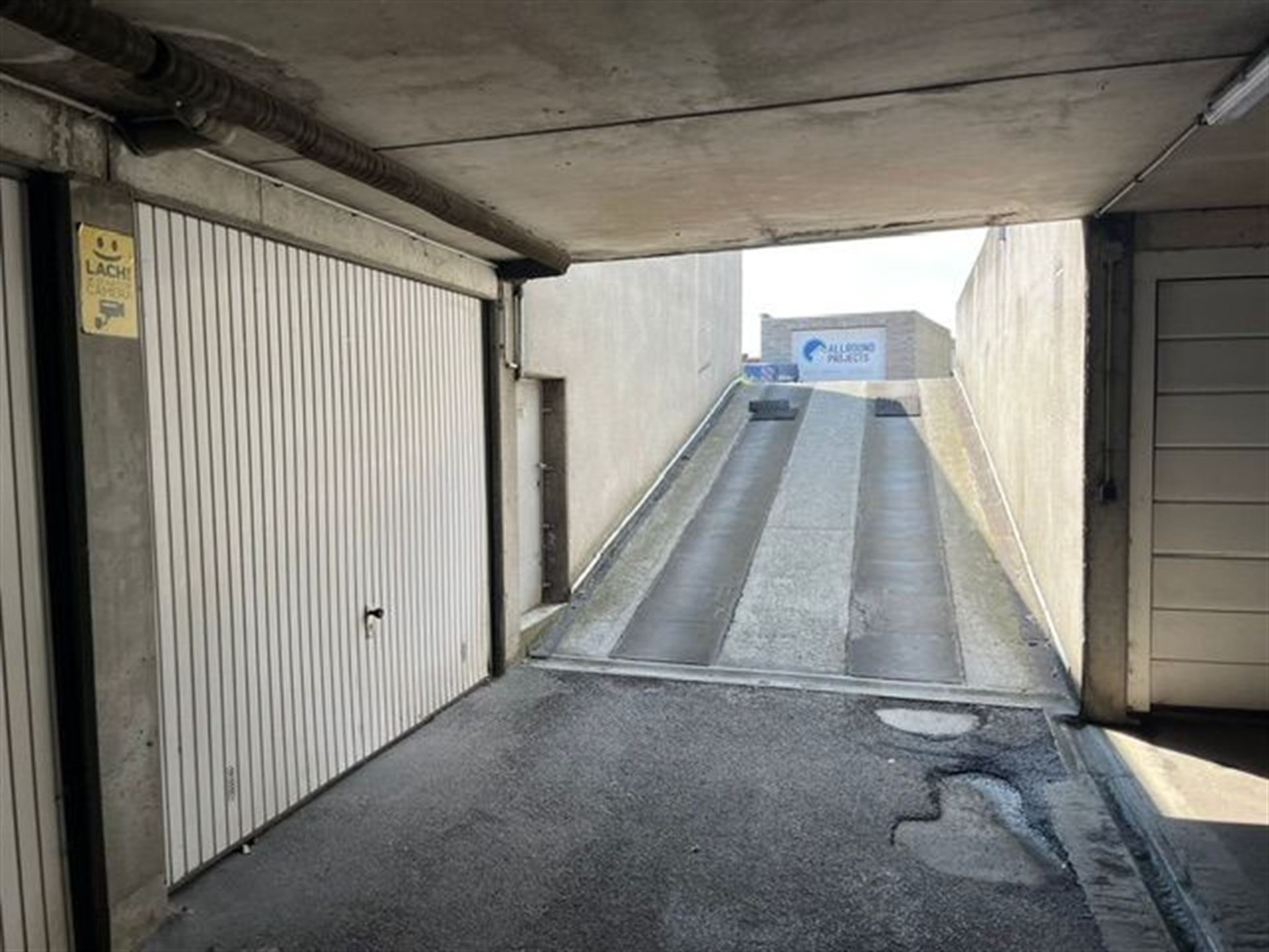 Ondergrondse garagebox aan de Dascottelei, achter huisnummer 90.   Vrij bij akte.