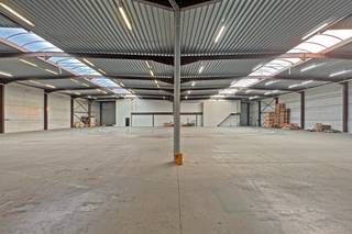 Bedrijfsgebouw bestaande uit 1.500 m² magazijnruimte met laadkade, 300 m² ingedeelde kantoorruimte en 20 parkeerplaatsen op een perceel van 3.762...