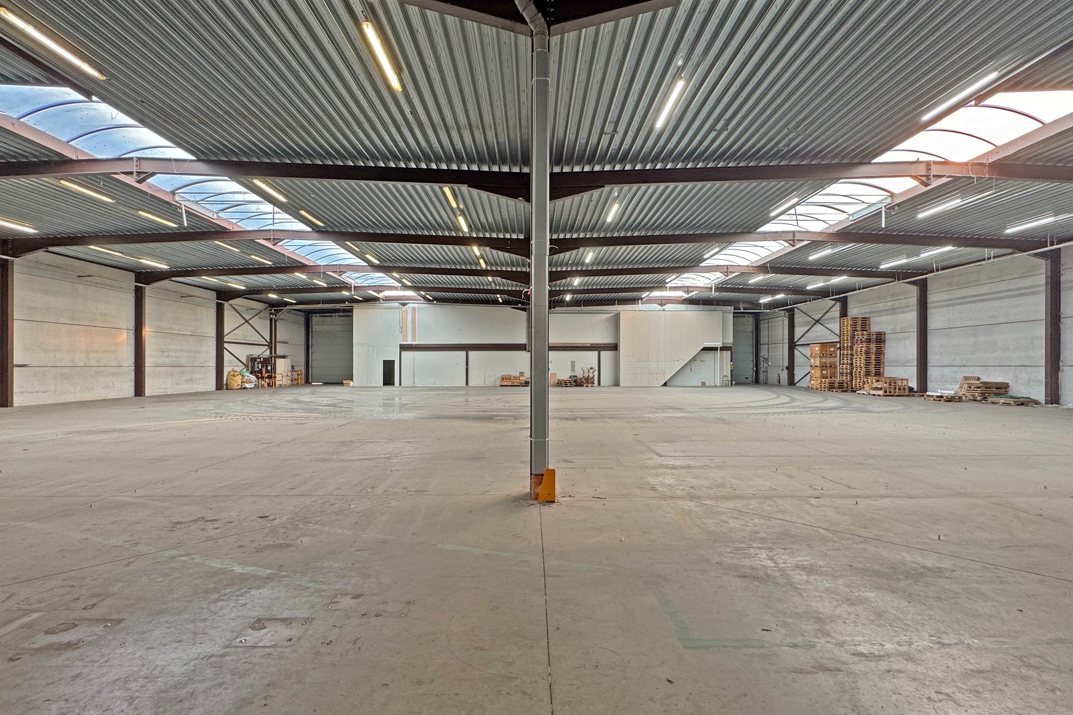 Bedrijfsgebouw van 1.800m² met laadkade op perceel van 3.762m² - foto 3