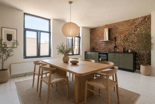 Meer foto's en alle informatie vindt u op www.kop.immo.<br /><br />Deze karaktervolle duplex van 107 m² situeert zich in de levendige Noordwijk, het kloppende hart van 2060 Antwerpen rondom het Stuivenbergplein. Op wandelafstand bevindt zich Park Spoor Noord, een van de grootste en meest geliefde groene ontmoetingsplaatsen van de stad. De buurt biedt een authentiek, multicultureel straatleven met een overvloed aan winkels, bakkerijen, slagerijen en eetgelegenheden letterlijk om de hoek. Met bus- en tramhaltes in de nabijheid en de ring op minder dan 700 meter bent u vlot verbonden met de rest van de stad.<br /><br />Het appartement verwelkomt u via een inkomhal die meteen de toon zet. De ruime leefruimte biedt plaats aan zowel een comfortabele salon als een volwaardige eethoek, en baadt in natuurlijk licht dankzij de grote raampartijen. De open keuken sluit hier naadloos op aan en is volledig uitgerust voor dagelijks gebruik. Op deze verdieping is tevens een ruime bureaukamer en een terras met berging voorzien. <br />De trap leidt u naar de bovenverdieping, waar een ruime nachthal toegang geeft tot twee volwaardige slaapkamers, elk voorzien van voldoende licht. De badkamer met douche, toilet en aansluiting voor wasmachine completeert dit verdiep.<br /><br />BIJZONDERHEDEN: <br />- 107,80 m²<br />- EPC B<br />- Park Spoor Noord op wandelafstand<br />- Stedenbouwkundige inlichtingen in aanvraag<br /><br />Voor meer info of een gratis waardebepaling kan u ons bereiken via info@kop.immo.<br /><br />De ingerichte renders dienen uitsluitend ter illustratie en sfeerweergave. Deze beelden zijn digitaal gecreëerd; afmetingen, indelingen, meubels en afwerking kunnen afwijken van de werkelijkheid. Hieraan kunnen geen rechten of garanties worden ontleend.