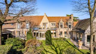 <p><strong>Prachtige en ruime woning gelegen in een rustige doodlopende straat te Mechelen.</strong></p>
<p><strong>BEKIJK ZEKER ONZE (VIRTUELE) GRONDPLANNEN EN ATTESTEN VOOR DE INDELING EN EXTRA INFORMATIE.</strong></p>
<p><strong>SPECIFIEKE KENMERKEN:</strong></p>
<ul>
<li>Perfect onderhouden woning in een rustige en gegeerde straat te Mechelen</li>
<li>Uitzonderlijk ruime bewoonbare oppervlakte van ca. 425 m²</li>
<li>Tal van mogelijkheden dankzij de indeling, het woonvolume en de toplocatie</li>
<li>Mooi aangelegde tuin op het zuiden met meerdere terrassen en een pergola</li>
<li>Unieke combinatie van rust en privacy, met een vlotte bereikbaarheid via de E19 (Antwerpen - Brussel)</li>
<li>Gelegen nabij winkels, scholen en openbaar vervoer</li>
<li>Bijgebouw met talloze mogelijkheden</li>
<li>Dubbele inpandige garage en een praktische (wijn)kelder</li>
</ul>
<p><strong>TECHNISCHE KENMERKEN:</strong></p>
<ul>
<li>Gunstige EPC-score: 179 kWh/(m²/jaar) – Label B</li>
<li>Elektrische installatie niet conform AREI (offerte conformstelling ca. €2.600-, incl. BTW)</li>
<li>Asbestveilig</li>
<li>Hardhouten (Teak) schrijnwerk met dubbele beglazing</li>
<li>Elektrische rolluiken</li>
<li>Verwarming op aardgas via radiatoren en convectoren</li>
<li>Haard met houtkachel</li>
<li>Airconditioning (verwarmen/koelen)</li>
<li>Alarminstallatie en videofoon</li>
<li>Tuin voorzien van beregeningssysteem</li>
</ul>
<p><strong>INDELING:</strong></p>
<p><u>Gelijkvloers:</u></p>
<ul>
<li>Ruime inkomhal met apart gastentoilet en ingebouwde vestiaire</li>
<li>Gezellige en lichtrijke leefruimte met toegang tot de tuin</li>
<li>Keuken met aanpalende erker / eetkamer</li>
<li>Dubbele inpandige garage met elektrische poorten</li>
<li>Aparte bureauruimte mogelijk</li>
<li>Poolhouse</li>
</ul>
<p><u>Eerste verdieping:</u></p>
<ul>
<li>Master bedroom (ca. 30 m²) met en-suite dressing en badkamer</li>
<li>3 slaapkamers (momenteel ingericht als 2 slaapkamers en 1 bureau)</li>
<li>Tweede badkamer met ligbad en dubbele lavabo</li>
<li>Apart toilet</li>
<li>Aparte dressing</li>
<li>Wellness ruimte met sauna en stoombad</li>
</ul>
<p><u>Zolder:</u></p>
<ul>
<li>Bergzolder bereikbaar via vlizotrap</li>
</ul>
<p><u>Kelderverdieping:</u></p>
<ul>
<li>Kelderberging / wijnkelder (ca. 65 m²)</li>
</ul>