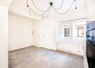 Gerenoveerde studio te koop in karaktervolle residentie Victory. Dit authentieke gebouw is gelegen op de hoek van de winkelstraat en de Lalouxlaan...